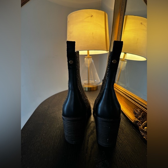 UGG Women's Camden Exotic Black Dotted - Picture 4 of 4